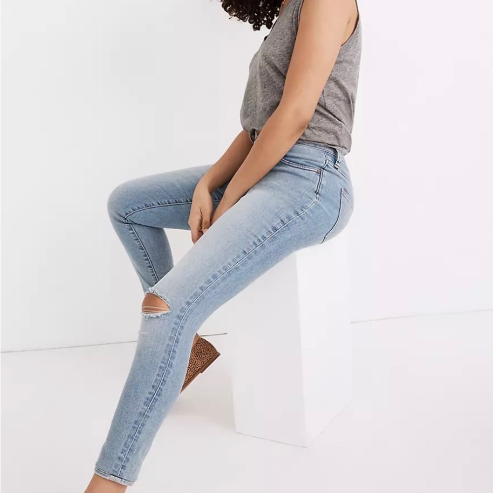 Like New Madewell Curvy Roadtripper
Authentic Jeans Knee Torn size 32 - Picture 3 of 3